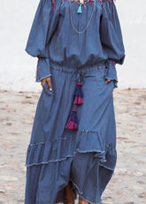 Elegante vestido de mezclilla con mangas farol y cordón, con diseño de patchwork arrugado en azul